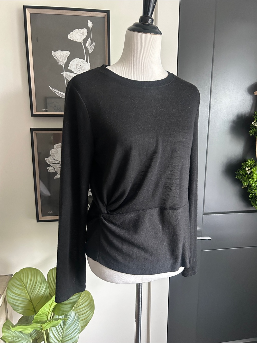 🌹 Sanctuary L Classic Black Long-Sleeve Twist-Front sweater knit Top